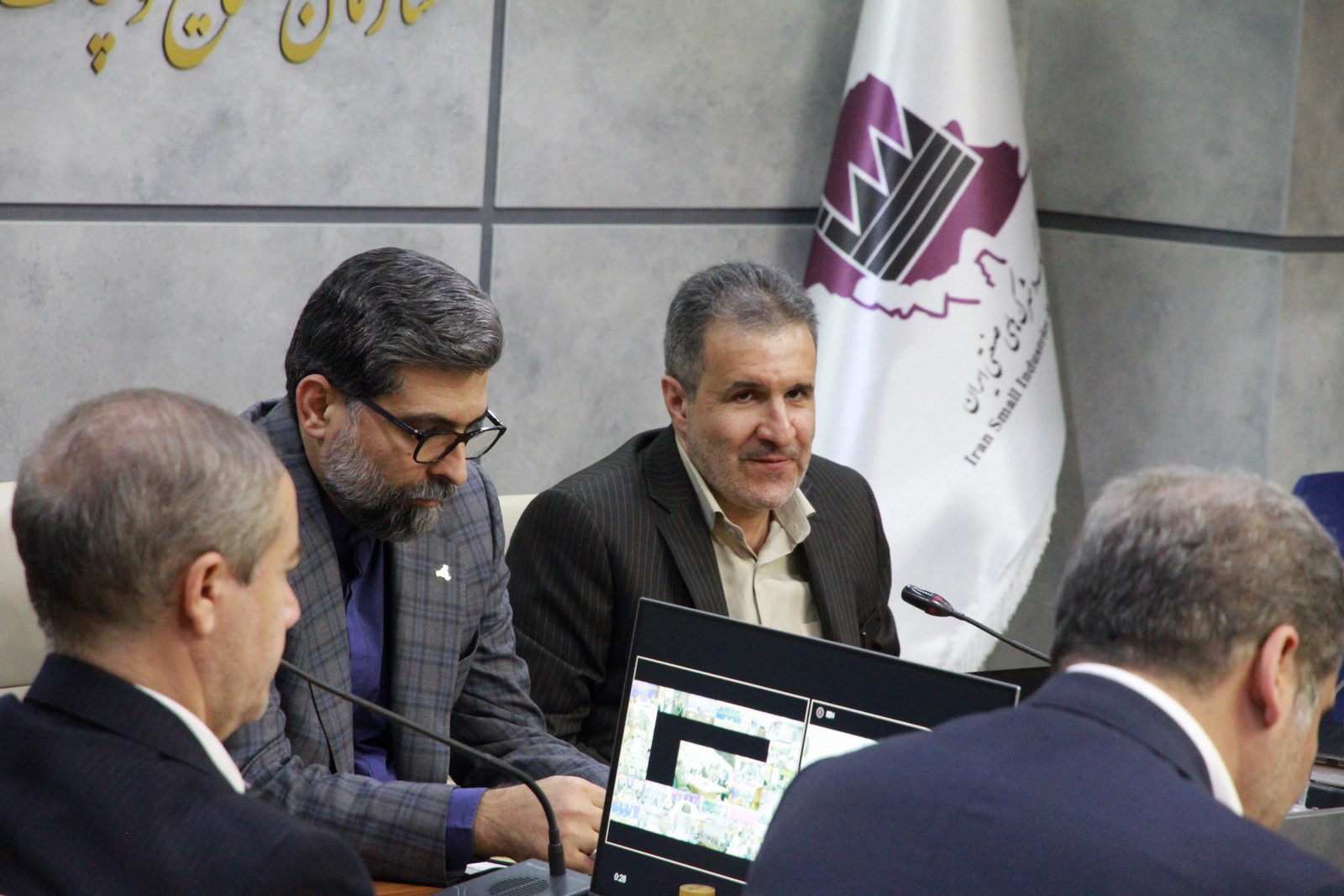 نشست مدیرعامل جدید سازمان صنایع کوچک و شهرک های صنعتی ایران با معاونان و مدیران سازمان